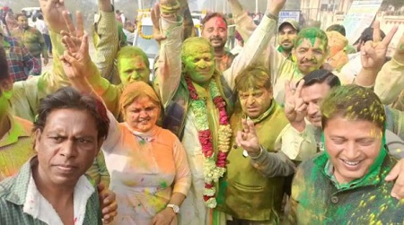 Congress Politicians are celebrating their victory at Municipal Corporation Polls