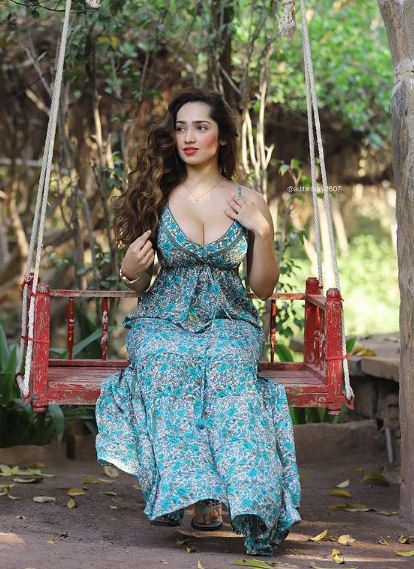 Aditi Mistry bio