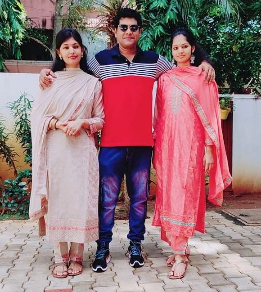 Amritha Nandini Vivek and her sister Tejaswini with their uncle