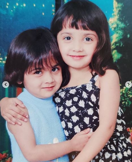 Childhood photo of Aditi Mistry with her sister Divya