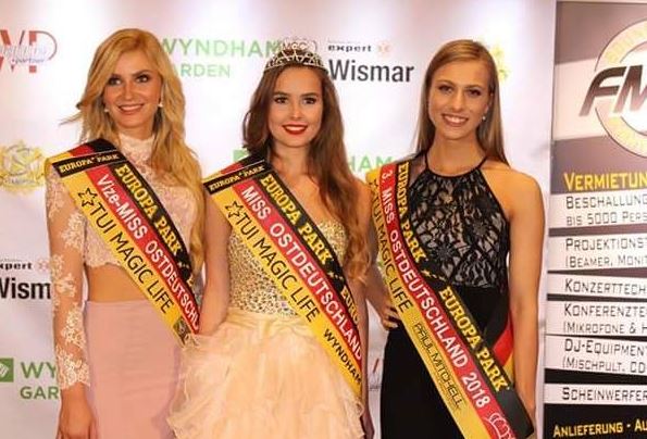 Elena Kamperi during modeling show