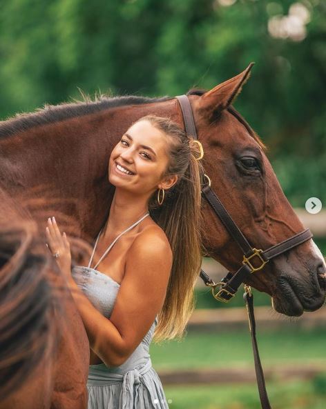Julia Summer loves horse