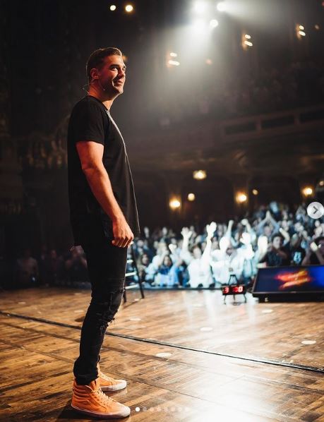 Lewis Howes height.