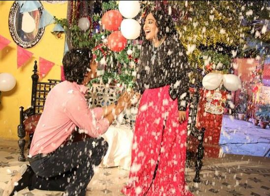 Abdul Hadi proposes Yasra Rizvi on a TV show