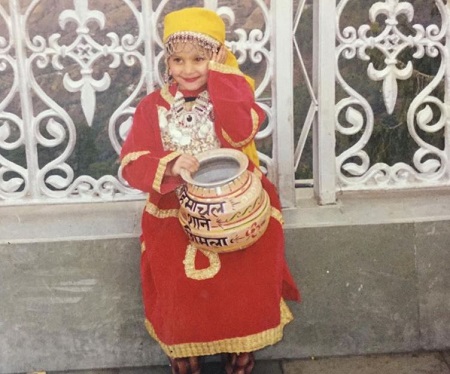 Alice Kaushik's childhood picture
