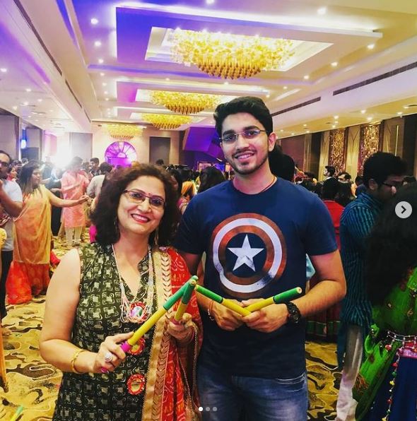 Aman Dhattarwal is playing Dandiya with his mother
