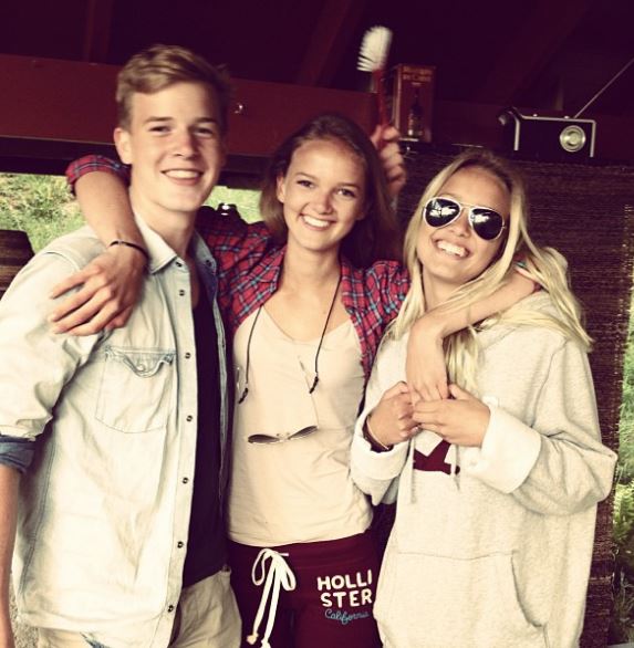An old photo of Theresa Frostad Eggesbø with her friends