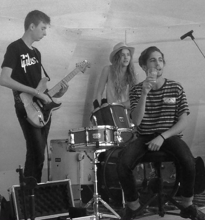 An old photo of Thomas Raggi with Damiano David and Victoria De Angelis