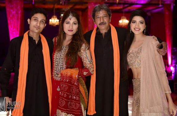 Aymen Saleem with her mom dad and brother
