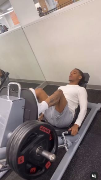 B.Lou is doing exercise