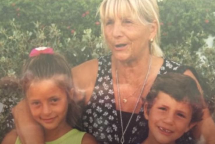 Childhood photo of Rym Renom with her sibling and parents