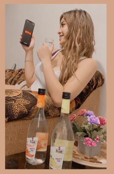 Criselda Alvarez drinks alcohol