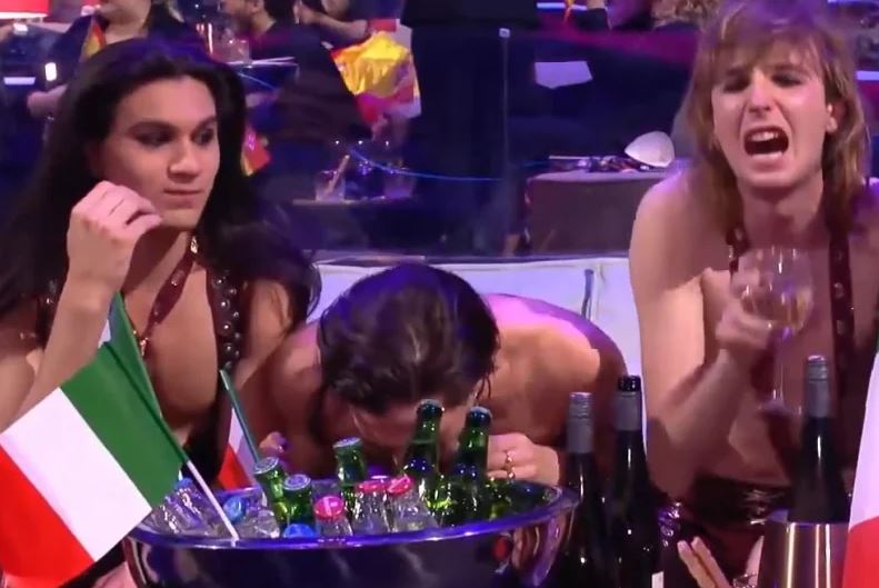 Damiano David caught sniffing something from the table