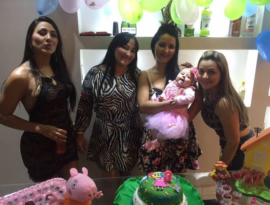 Deolane Bezerra with her family