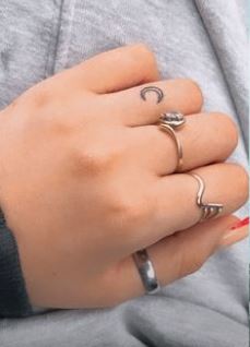 Fernanda Villalobos finger tattoo
