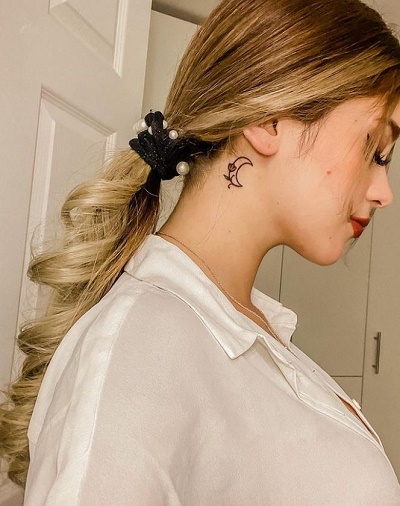 Fernanda Villalobos tattoo under the ear