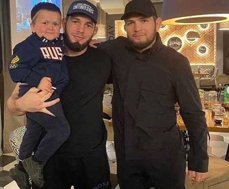 Hasbulla Magomedov photographed with Khabib