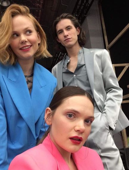 Jan Wieteska with the cast of Sexify