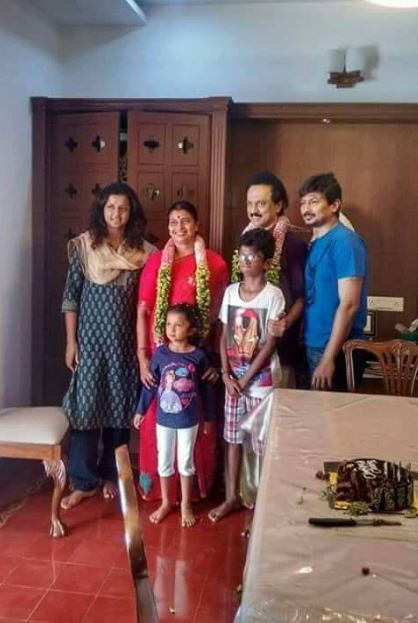 Kiruthiga Udhayanidhi with her family