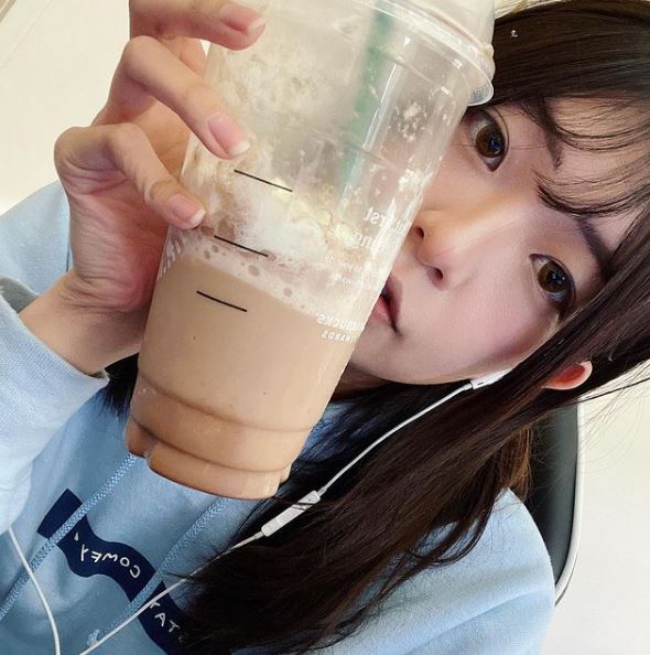 Kkatamina is having cold coffee