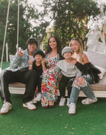 Michael Le with his mother Tina Le, sister Tiffany Le, brothers Jonathan Le and Daniel Le