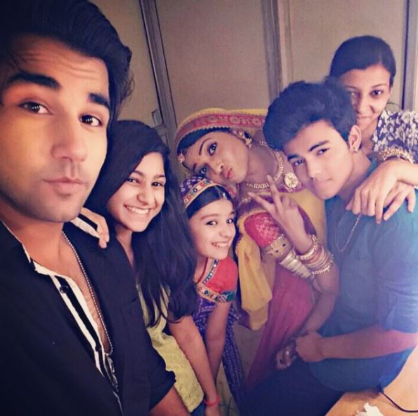 Rishi Dev with the cast of Balika Vadhu