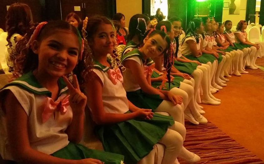 Samantha Pettit's old photo with her school friends