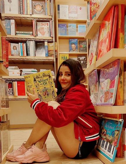 Shaylee Krishen likes reading