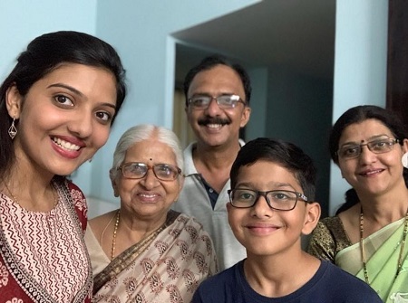 Srushti Jayant Deshmukh with her mother Sunita Deshmukh, father Jayant Deshmukh, brother and grandmother