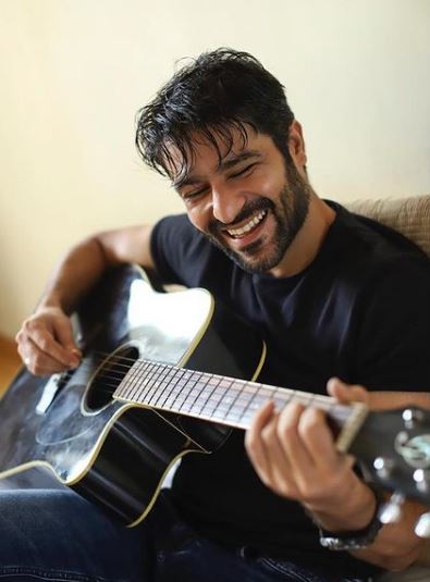 Sunny Hinduja loves to play guitar