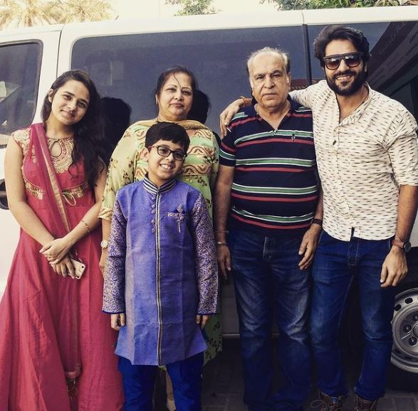 Sunny Hinduja with his family