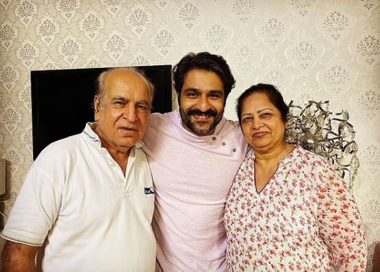 Sunny Hinduja with his father Satram Hinduja and mother Ritu Hinduja