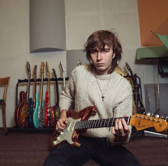 Thomas Raggi is a professional guitarist