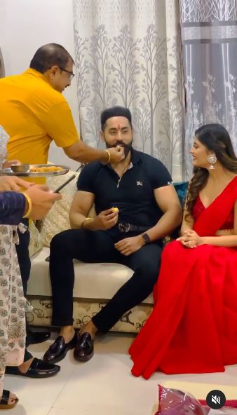 Vaishali Takkar parents feed sweets to Abhinandan Singh