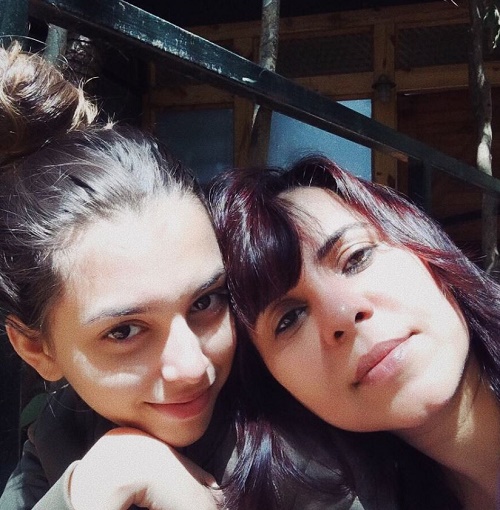Aaliyah Kashyap clicked a picture with her mother Aarti Bajaj