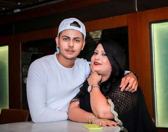Abhishek Nigam and his mom Vibha Nigam