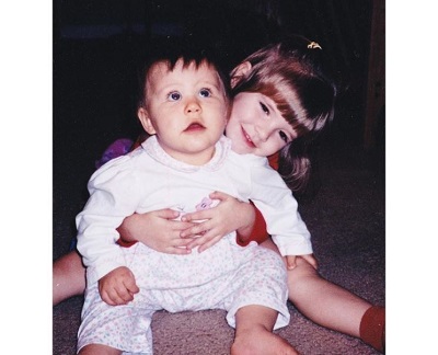 Ainsley Seiger childhood picture with her sister Avery Seiger