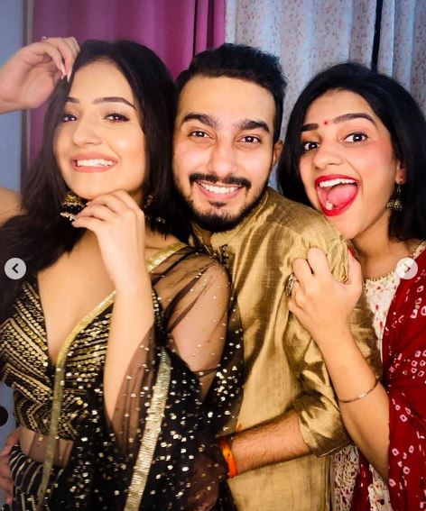 Akshita Mudgal with her brother and sister