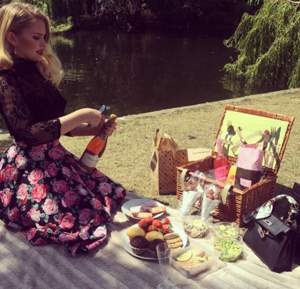 Alicia Agneson loves picnic with friends