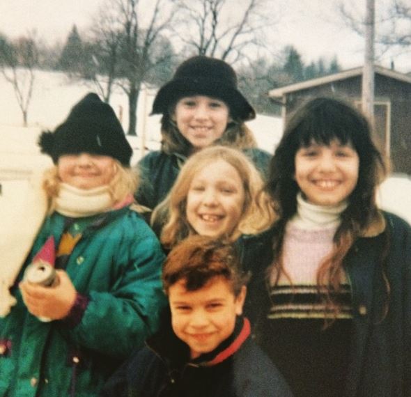 An old photo of Ashley Flowers with her friedns