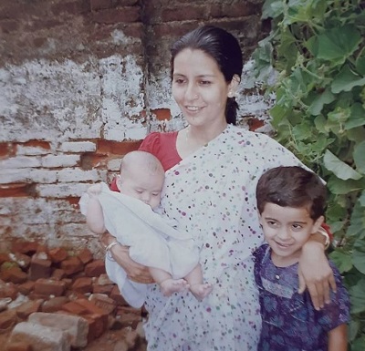 Aradhana Sharma's childhood picture with her mother Mrinalini Bhardwaj and sister Anuradha Sharma