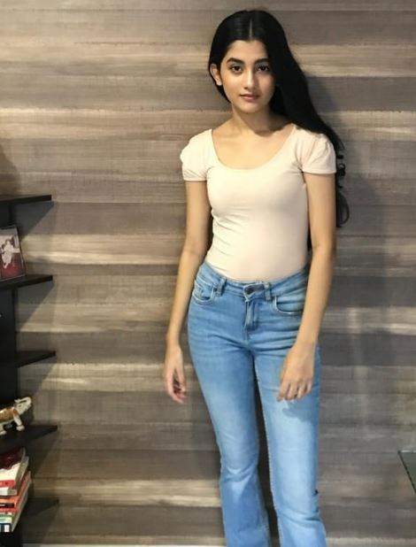 Ashlesha Thakur height