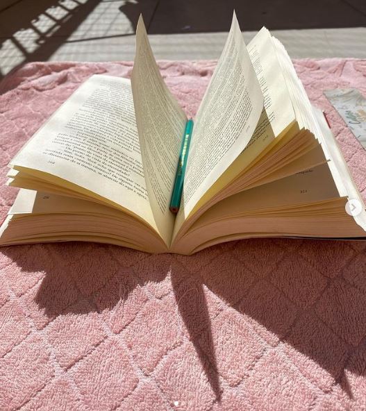 Bruna Inocencio likes reading books