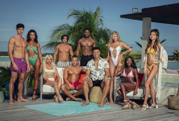 Chase DeMoor with the cast of Too Hot To Handle Season 2