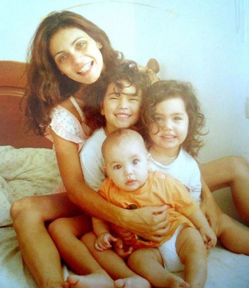 Childhood photo of Giovana Cordeiro with her mother Lillian Souza, sisters Nat Cordeiro and Dani Cordeiro