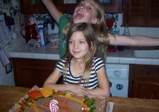 Childhood photo of Onlyjayus with her younger sister Ania Avila