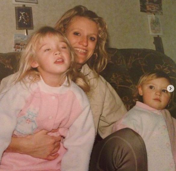 Childhood photo of Roxy Horner with her mother Lisa Rae Horner and sister Rina Horner