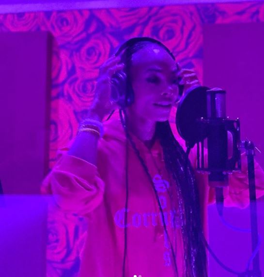 Jasmine Davis is a Singer