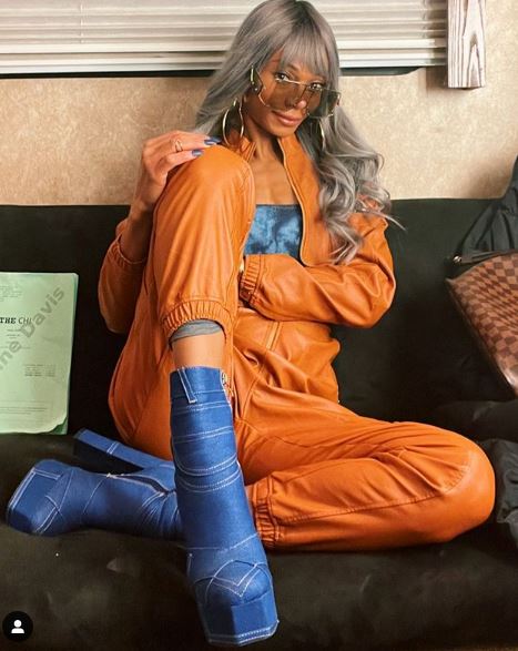 Jasmine Davis is a photoshoot lover
