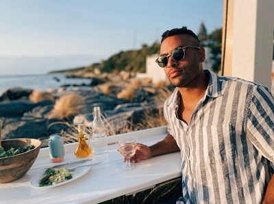 Justin Glaze began working as an investment sales consultant at a major firm
